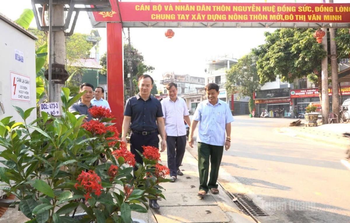Lãnh đạo xã Bắc Quang kiểm tra tuyến đường Võ Thị Sáu, thôn Nguyễn Huệ.