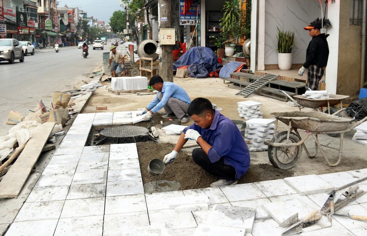 Lát gạch vỉa hè trên đường Trường Chinh, thôn Việt Quang.