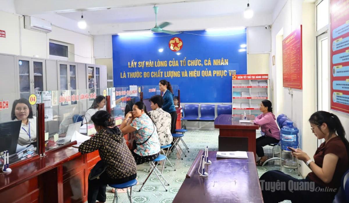 Trung tâm Phục vụ hành chính công xã Vĩnh Tuy luôn tận tâm giải quyết các thủ tục hành chính cho người dân.