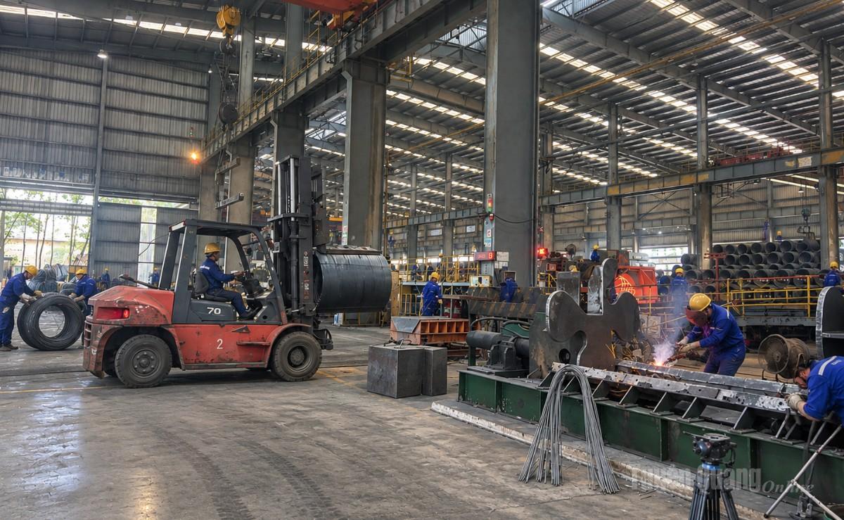 Không gian sản xuất tại Công ty TNHH Gang thép Tuyên Quang.