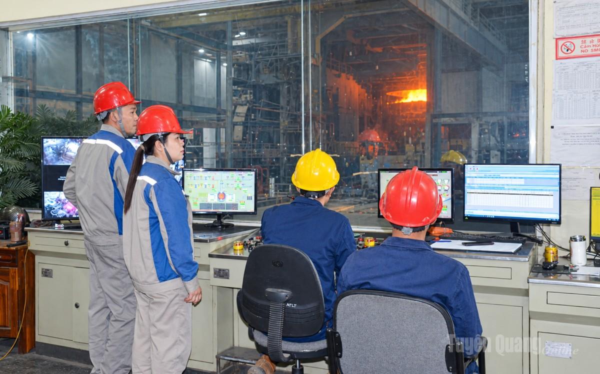 Cán bộ, công nhân Công ty TNHH Gang thép Tuyên Quang điều hành sản xuất.