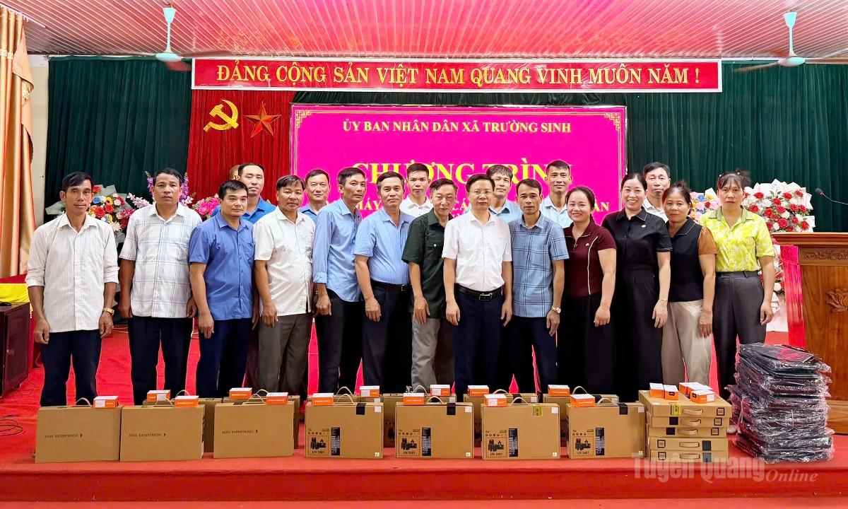 Lãnh đạo xã Trường Sinh bàn giao máy tính cho các đồng chí trưởng thôn trên địa bàn xã.