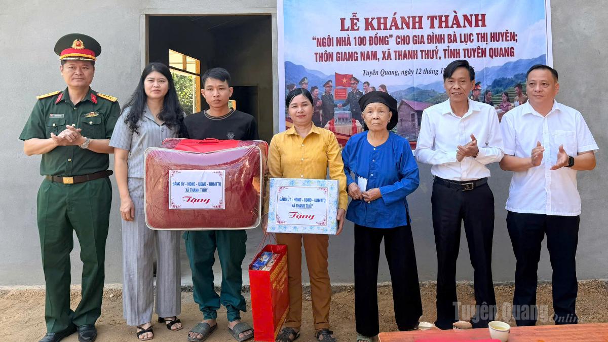 Lãnh đạo Bộ CHQS tỉnh tặng quà gia đình bà Lục Thị Huyên, thân nhân liệt sĩ xóm Nà Toong.