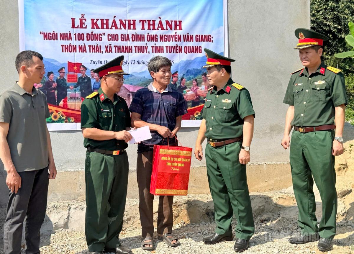 Lãnh đạo Bộ CHQS tỉnh động viên gia đình ông Nguyễn Văn Giang, thân nhân liệt sĩ, trú tại thôn Nà Thài.