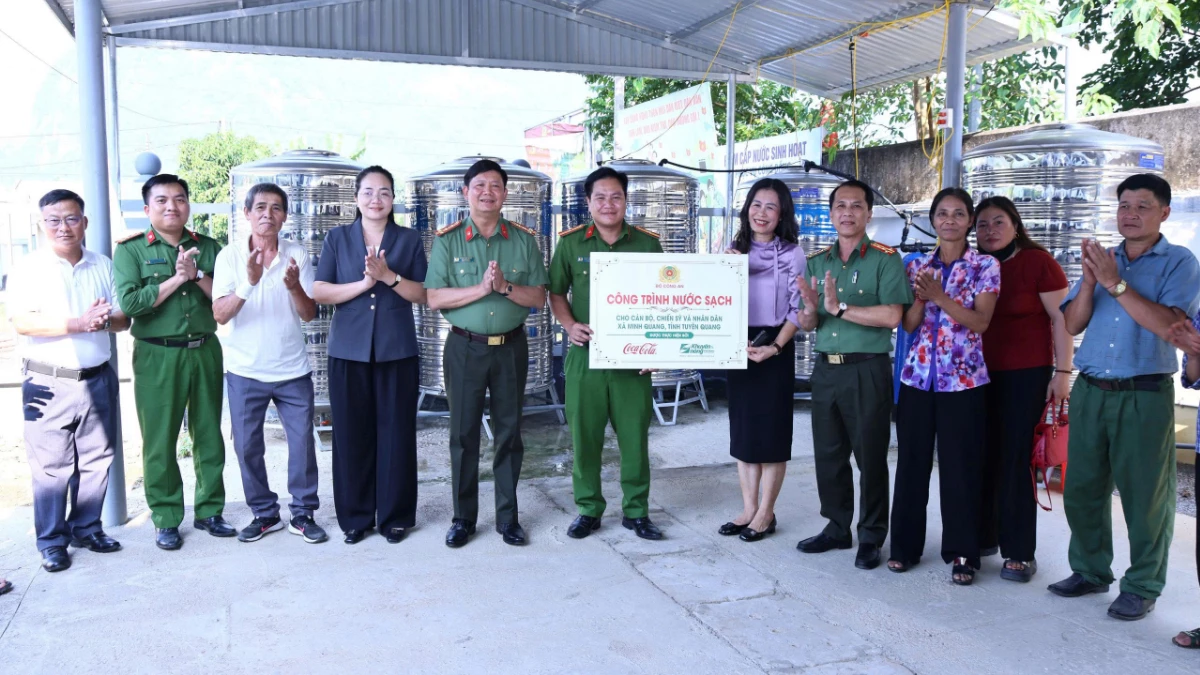 Các đơn vị trao biển công trình nước sạch tặng Công an xã và Nhân dân xã Minh Quang.