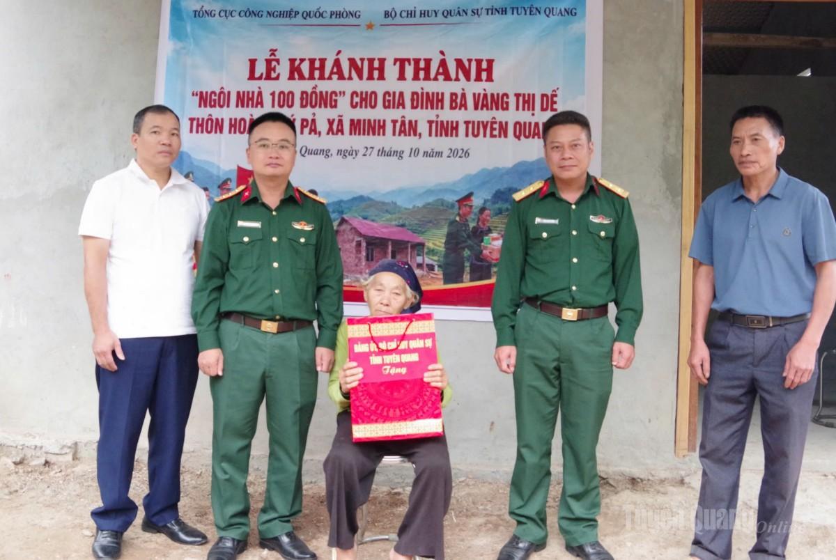 Bộ Chỉ huy Quân sự tỉnh bàn giao “Ngôi nhà 100 đồng” cho gia đình bà Vàng Thị Dế, thôn Hoàng Lỳ Pả.
