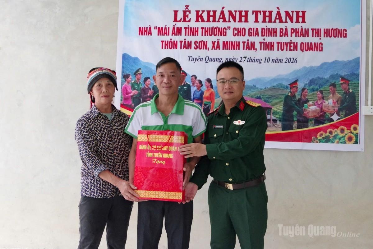 Bàn giao nhà “Mái ấm tình thương” cho gia đình khó khăn tại thôn Tân Sơn, xã Minh Tân.