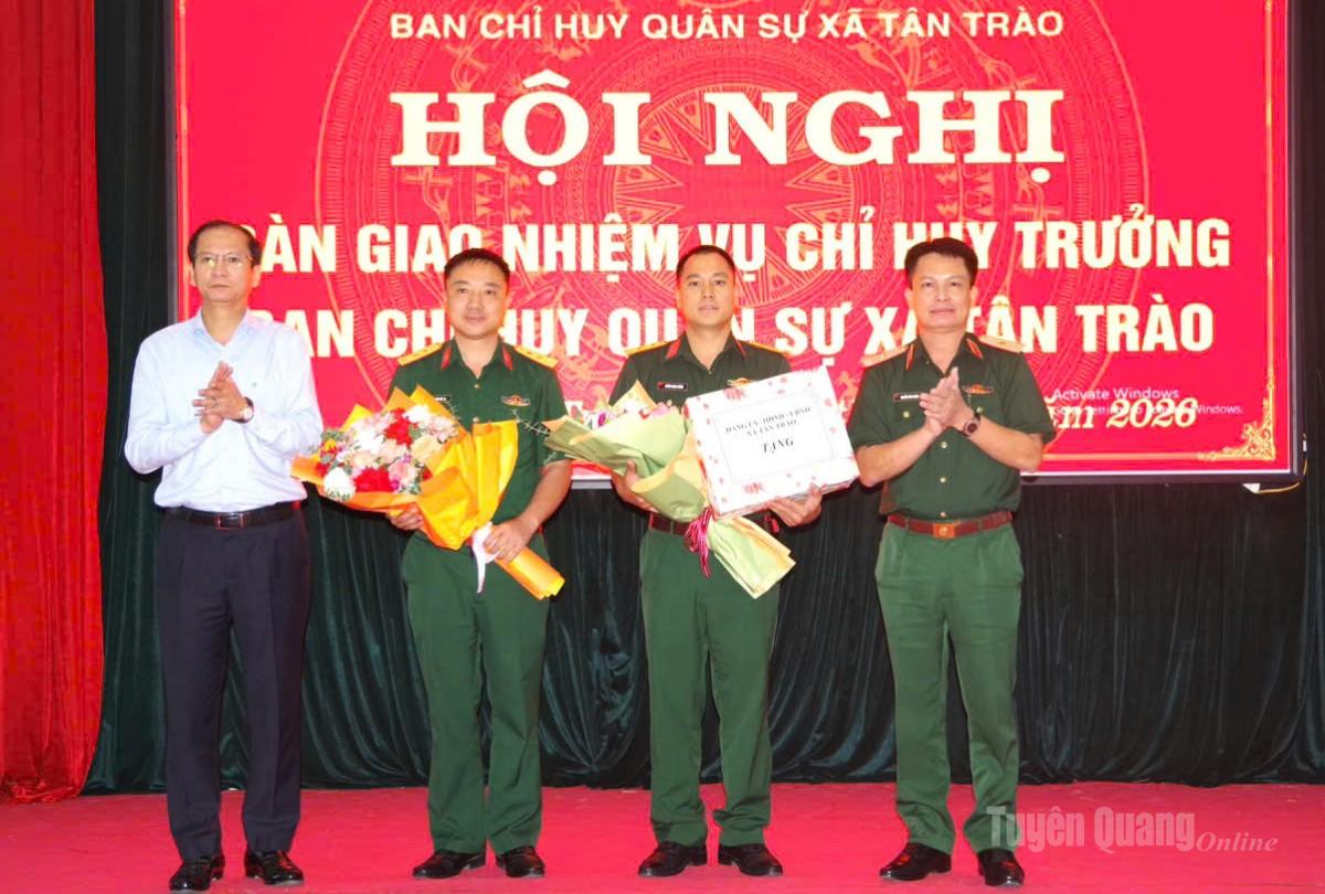 Đồng chí Chỉ huy trưởng Bộ CHQS tỉnh và đồng chí Bí Thư Đảng ủy xã Tân Trào tặng hoa chúc mừng các đồng chí trên cương vị mới.