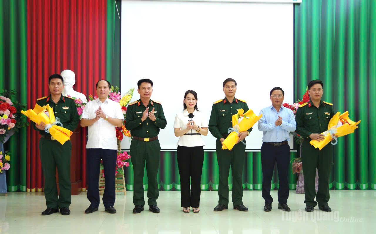Thiếu tướng Nguyễn Đình Cương chúc mừng các cán bộ được điều động về Ban CHQS phường Bình Thuận.