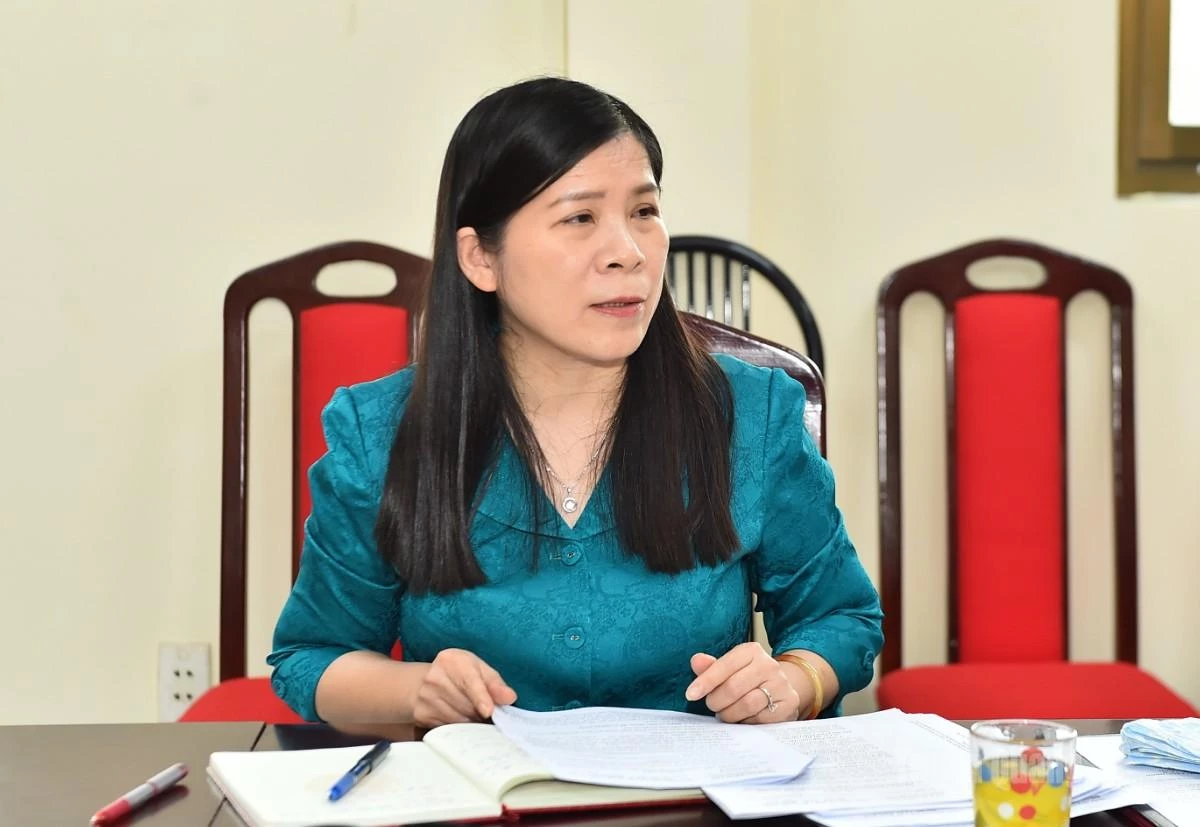 Đồng chí Lê Thị Thanh Trà,  Phó Chủ tịch HĐND tỉnh phát biểu ý kiến tại cuộc họp.