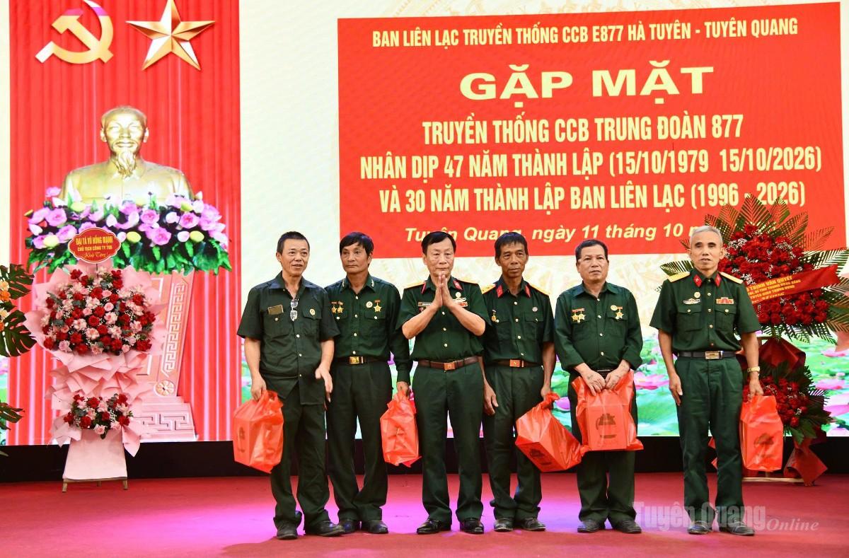 Ban liên lạc Cựu chiến binh Trung đoàn 877 tặng quà tri ân các thương binh từng công tác, chiến đấu tại Trung đoàn.