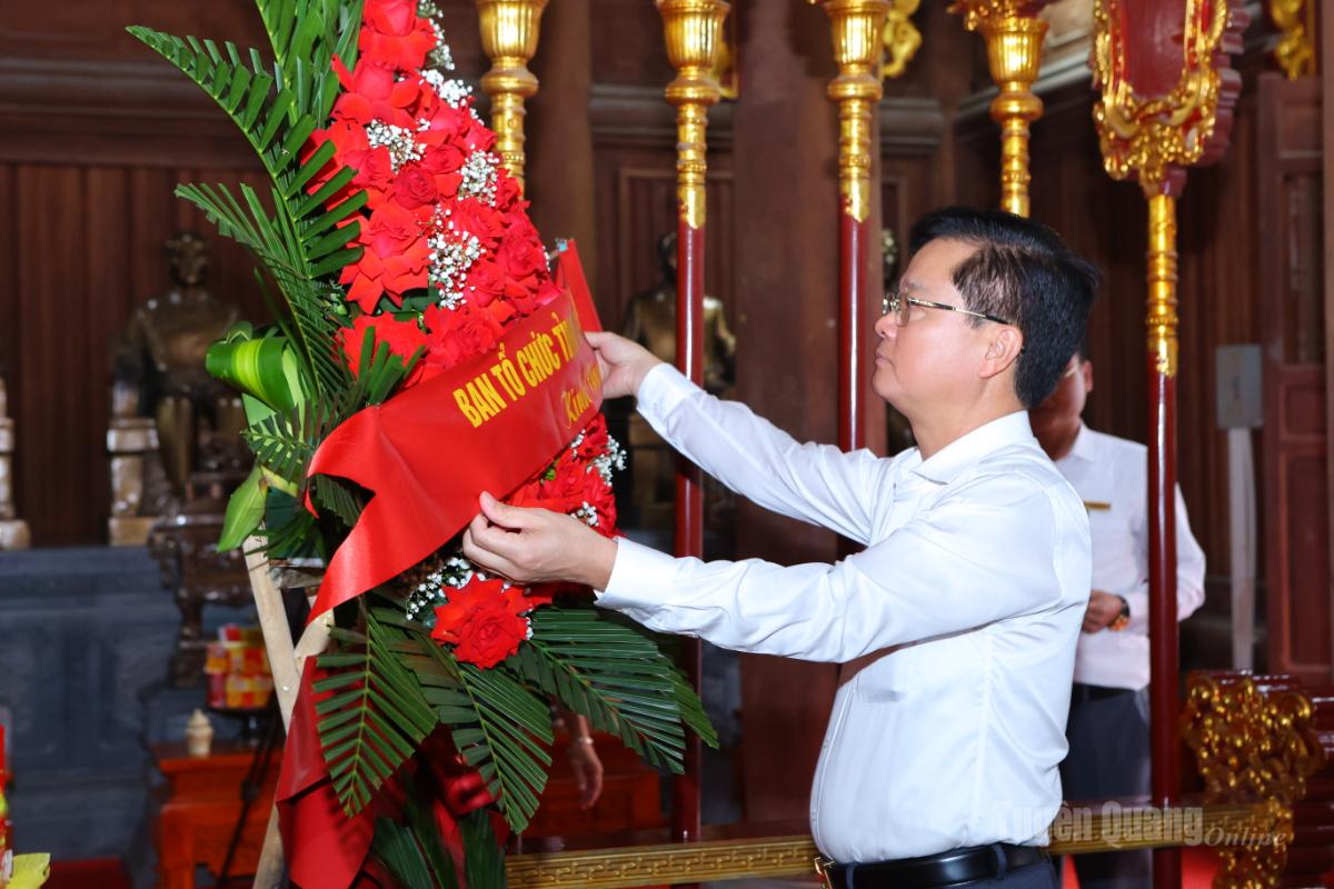 Đồng chí Trần Quang Minh, Uỷ viên Ban Thường vụ Tỉnh uỷ, Trưởng Ban Tổ chức Tỉnh ủy chỉnh vòng hoa, dâng hương tại Khu di tích Quốc gia đặc biệt Tân Trào.