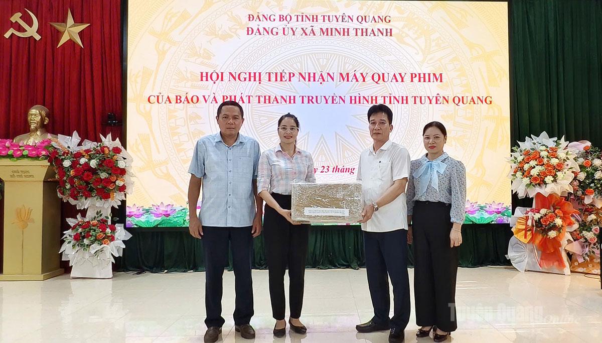 Đồng chí Nguyễn Mạnh Cường, Phó Giám đốc Báo và phát thanh, truyền hình Tuyên Quang trao máy quay phim cho lãnh đạo xã Minh Thanh.