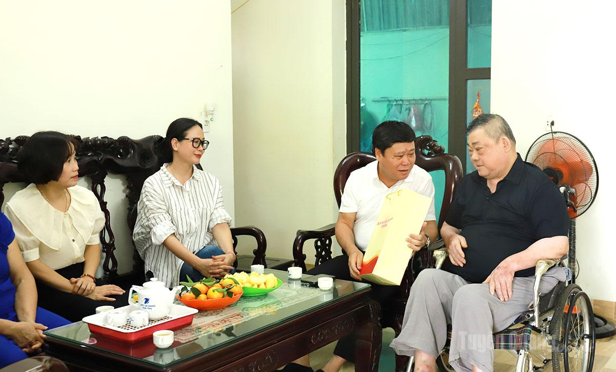 Các đồng chí lãnh đạo Báo và phát thanh, truyền hình Tuyên Quang thăm, tặng quà đồng chí Chu Danh Tấn, nguyên Phó Giám đốc Đài Phát thanh - Truyền hình Hà Giang.