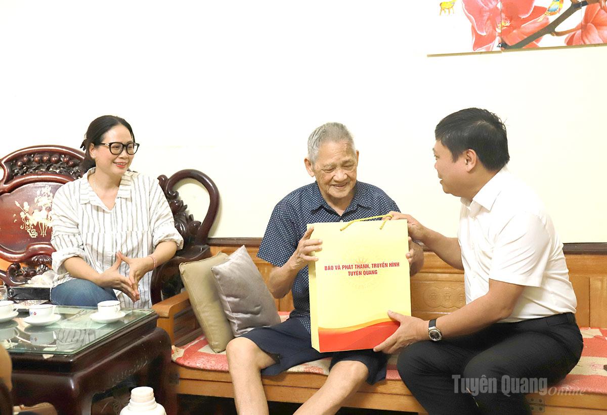 Đồng chí Mai Đức Thông, Giám đốc Báo và phát thanh, truyền hình Tuyên Quang thăm, tặng quà thăm đồng chí Chu Thái Tinh, nguyên Phó Giám đốc Đài Phát thanh - Truyền hình Hà Tuyên; nguyên Giám đốc Đài Phát thanh - Truyền hình Hà Giang.