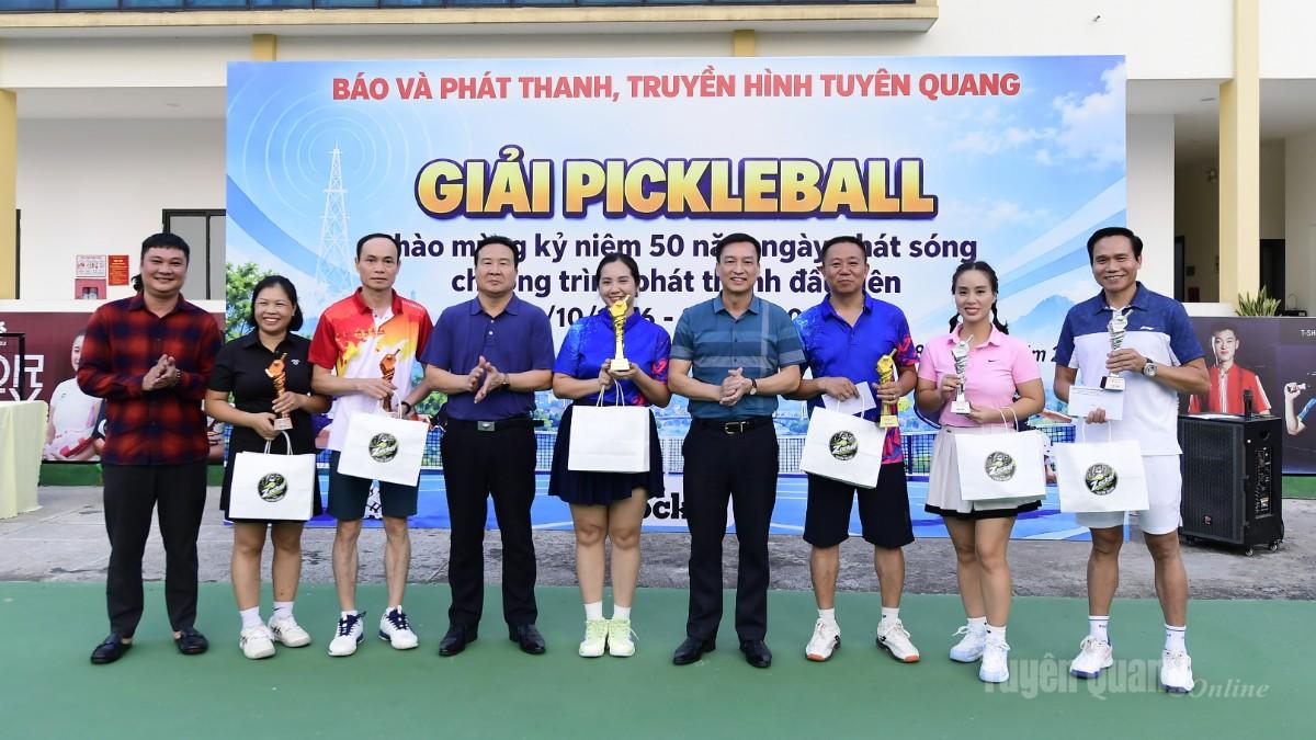 Lãnh đạo Báo và phát thanh, truyền hình Tuyên Quang cùng nhà tài trợ trao giải cho các vận động viên tham gia nội dung đôi nam, nữ.