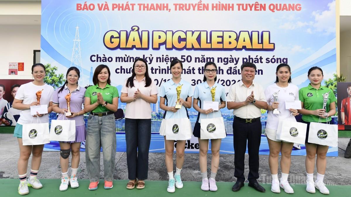 Đồng chí Mai Đức Thông, Ủy viên BCH Đảng bộ tỉnh, Bí thư Đảng ủy, Giám đốc Báo và phát thanh, truyền hình Tuyên Quang, Chủ tịch Hội Nhà báo tỉnh cùng lãnh đạo Báo và phát thanh, truyền hình Tuyên Quang, nhà tài trợ trao giải cho các vận động viên tham gia nội dung đôi nữ.