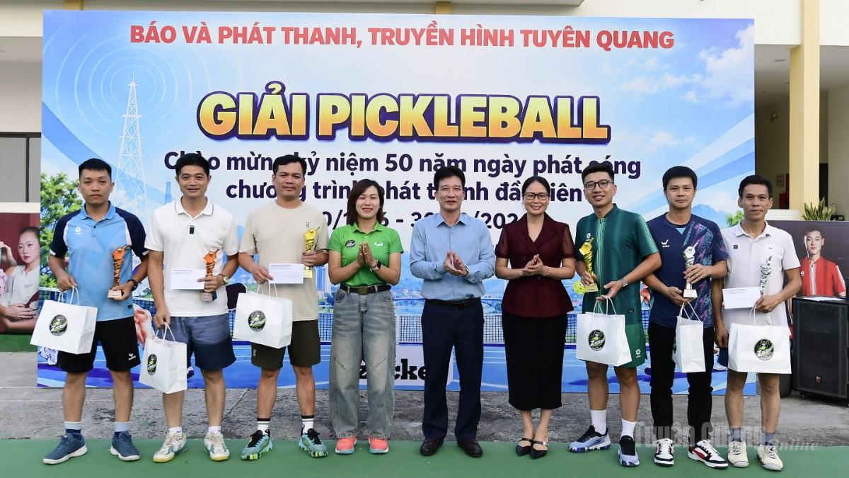 Lãnh đạo Báo và phát thanh, truyền hình Tuyên Quang cùng nhà tài trợ trao giải cho các vận động viên tham gia nội dung đôi nam.