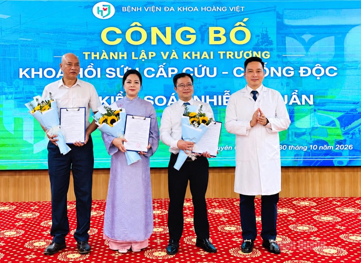 Lãnh đạo Bệnh viện Đa khoa Hoàng Việt trao quyết định thành lập các khoa chuyên môn và tặng hoa chúc mừng đại diện các khoa.