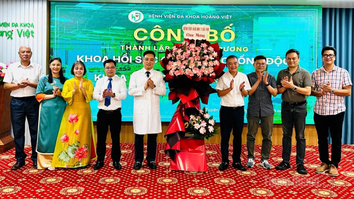 Bệnh viên Đại học Y Hà Nội tặng hoa chúc mừng Bệnh viện Đa khoa Hoàng Việt.