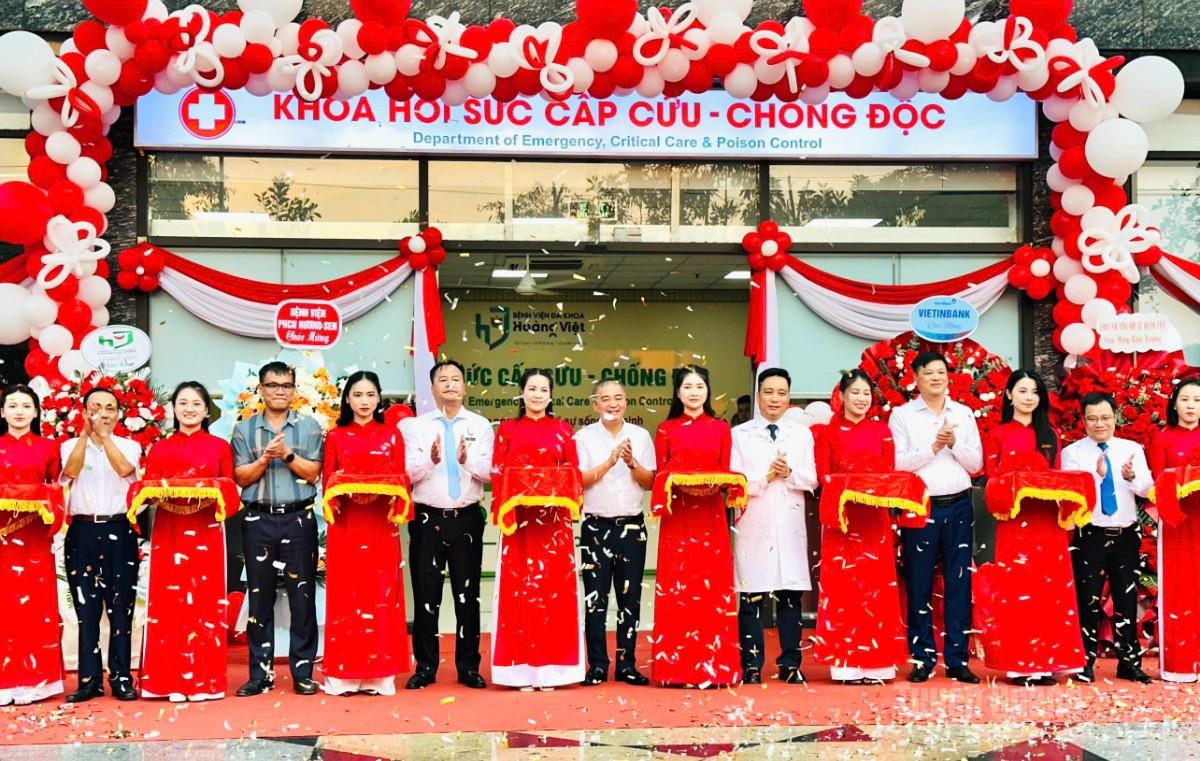 Các đại biểu cắt băng khai trương Khoa Hồi sức cấp cứu – Chống độc và Khoa Kiểm soát nhiễm khuẩn.