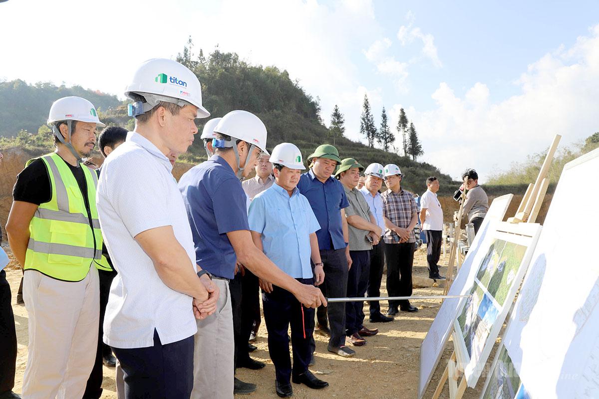 Bí thư Tỉnh ủy Hầu A Lềnh kiểm tra quy hoạch, biểu đồ tiến độ Dự án Trường phổ thông nội trú liên cấp Tiểu học và Trung học cơ sở Lũng Cú.