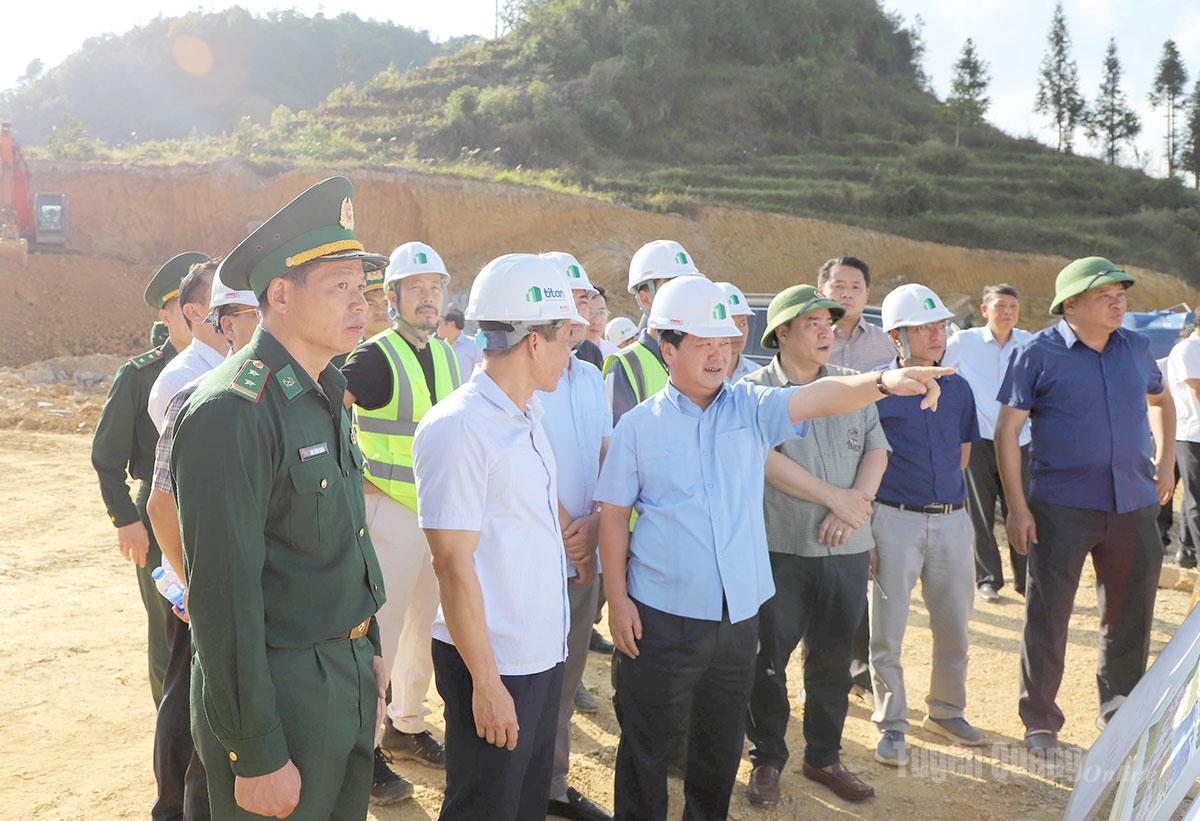 Bí thư Tỉnh ủy Hầu A Lềnh lưu ý chủ đầu tư, đơn vị thi công điểm có nguy cơ sạt lở tại Trường phổ thông nội trú liên cấp Tiểu học và Trung học cơ sở Lũng Cú.