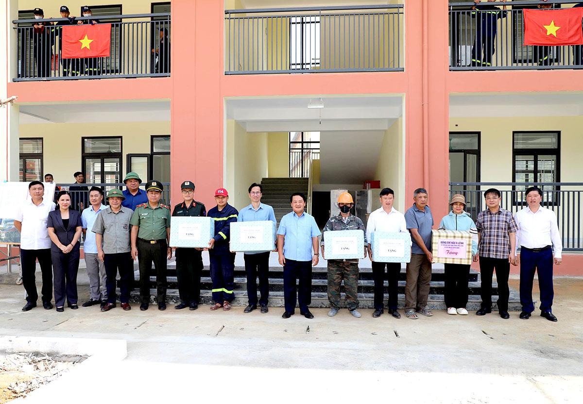 Bí thư Tỉnh ủy Hầu A Lềnh tặng quà xã Phố Bảng, nhà thầu, đơn vị thi công Trường phổ thông nội trú liên cấp TH-THCS Phố Bảng.