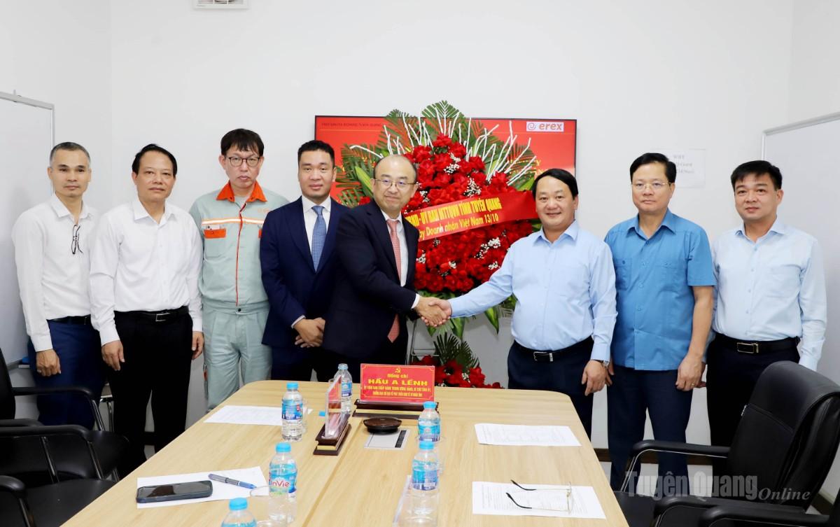 Bí thư Tỉnh ủy Hầu A Lềnh tặng Lẵng hoa chúc mừng Công ty TNHH Erex Sakura Biomass Tuyên Quang nhân Ngày Doanh nhân Việt Nam.