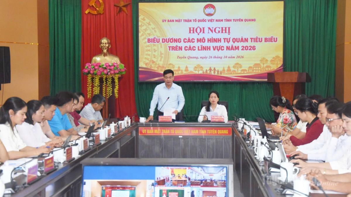 Đồng chí Nguyễn Việt Khánh, Phó Chủ tịch Ủy ban MTTQ Việt Nam tỉnh phát biểu tại hội nghị.