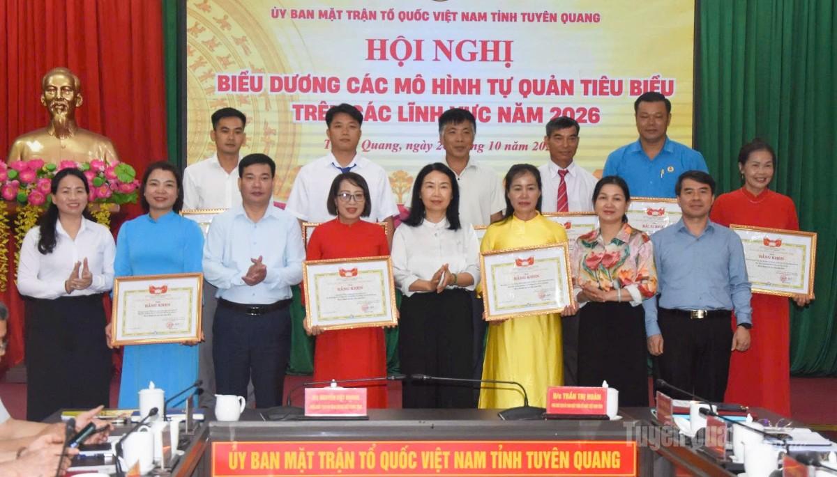 Lãnh đạo Ủy ban MTTQ Việt Nam tỉnh trao tặng Bằng khen cho các mô hình tự quản tiêu biểu trên các lĩnh vực năm 2026.