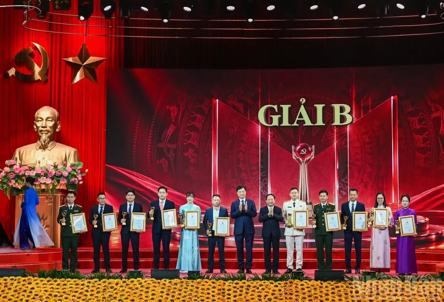 Head of the Party Central Committee’s Organisation Commission Nguyen Duy Ngoc and Head of the Party Central Committees Commission for Publicity Trinh Van Quyet present B prizes to individuals and groups. (Photo: NDO)