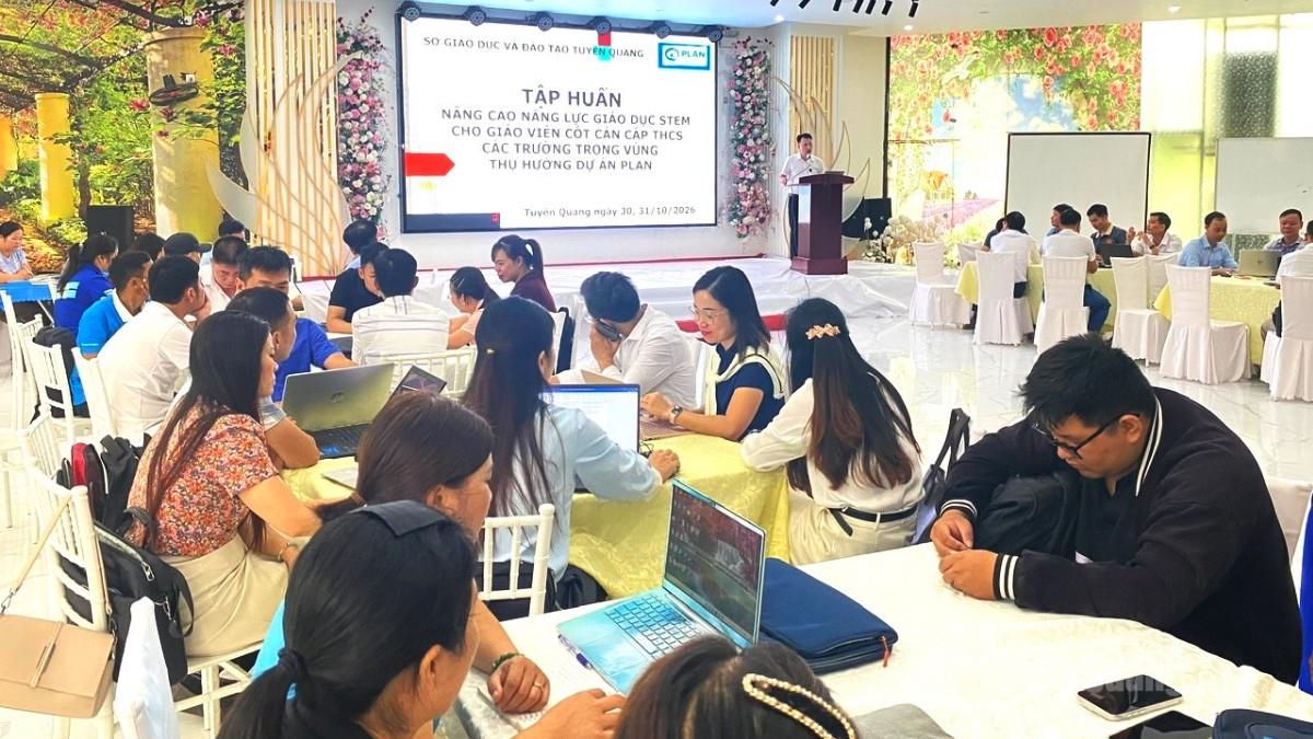 Các học viên dự tập huấn.