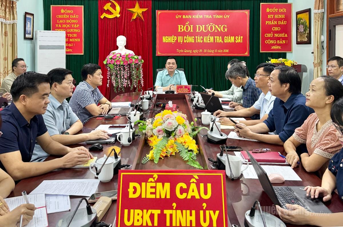 Các đại biểu dự hội nghị tại điểm cầu Ủy ban Kiểm tra Tỉnh ủy.