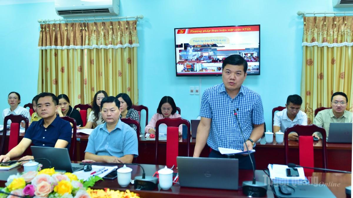 Đồng chí Phạm Ngọc Hiếu, Ủy viên Ủy ban Kiểm tra Tỉnh ủy truyền đạt chuyên đề về phương pháp lập kế hoạch và tổ chức thực hiện cuộc kiểm tra, giám sát.