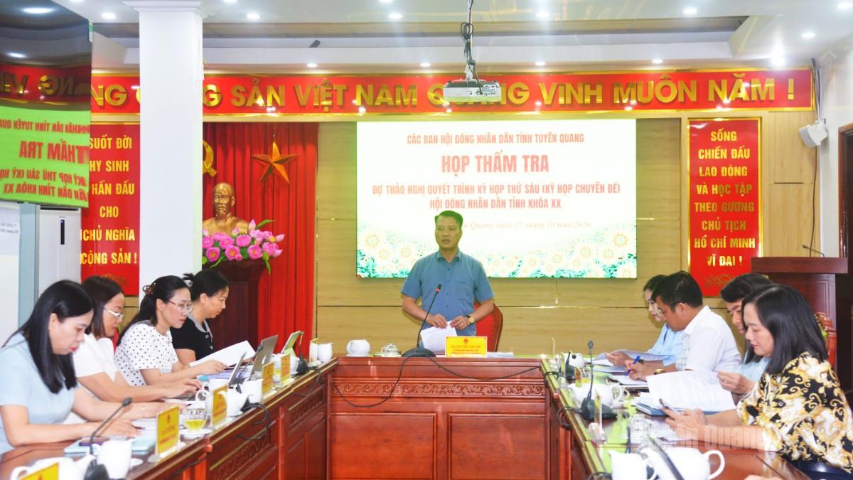 Đồng chí Nguyễn Văn Việt, Ủy viên Ban Chấp hành Đảng bộ tỉnh, Trưởng ban Dân tộc HĐND tỉnh phát biểu tại cuộc họp.