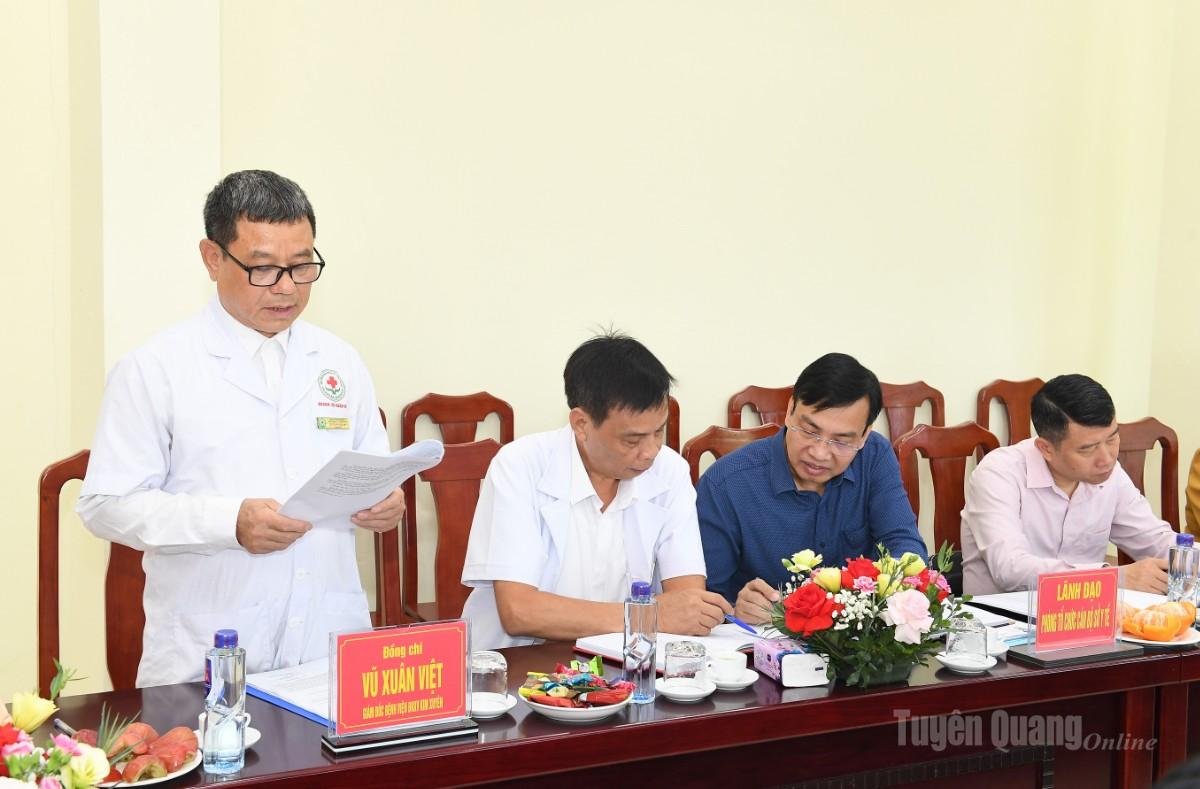 Lãnh đạo Bệnh viện Đa khoa khu vực Kim Xuyên báo cáo kết quả thực hiện nhiệm vụ tại đơn vị.