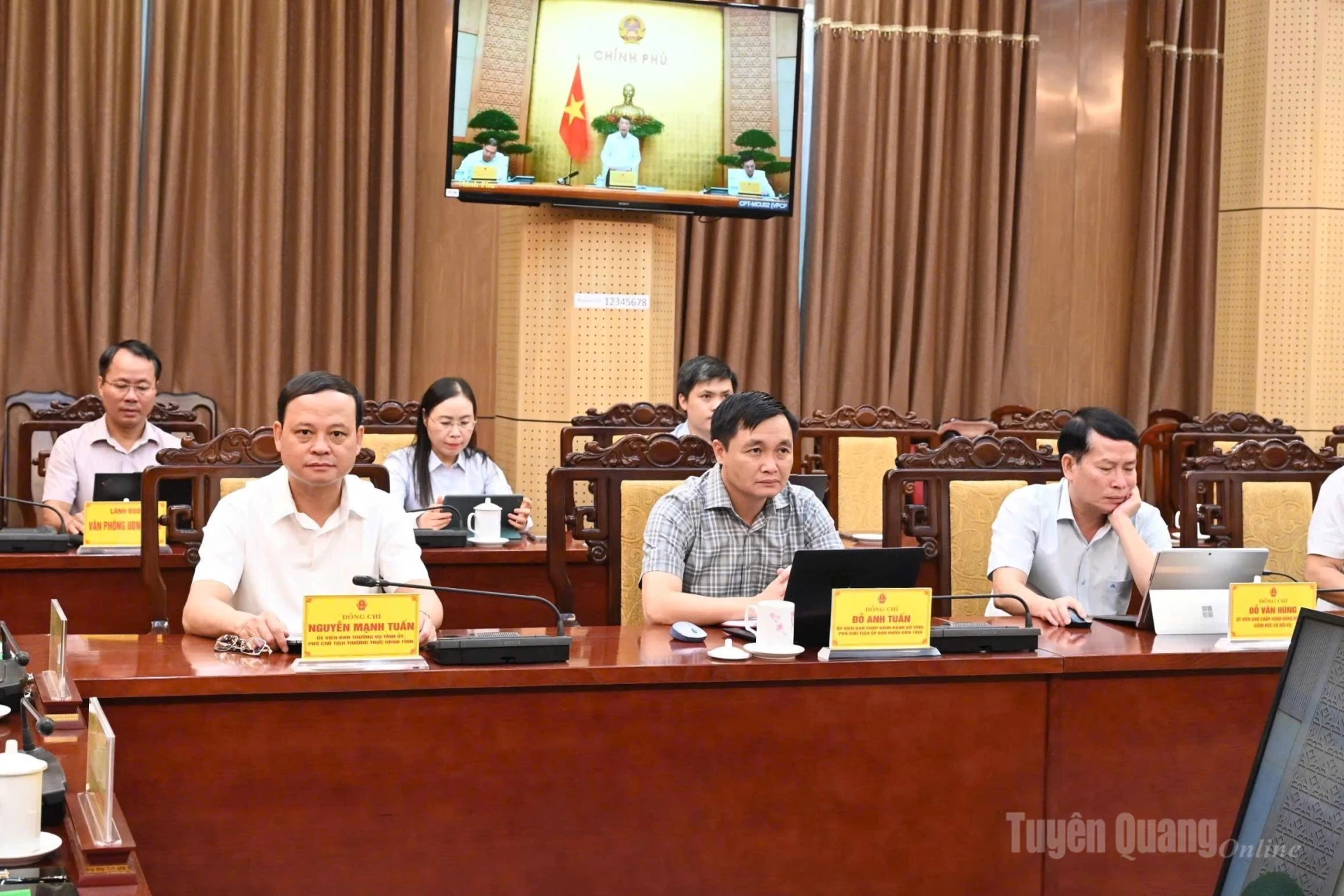 Các đồng chí Phó Chủ tịch UBND tỉnh và các đại biểu dự họp.