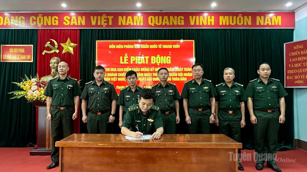 Đại diện các đội, trạm kiểm soát thuộc Đồn Biên phòng Cửa khẩu quốc tế Thanh Thủy ký kết giao ước thi đua.