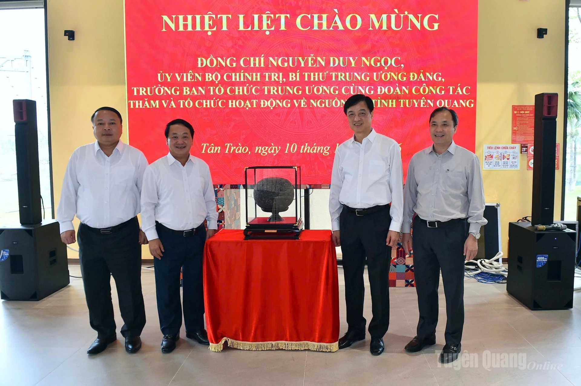Đồng chí Nguyễn Duy Ngọc, Trưởng Ban Tổ chức Trung ương về nguồn, dâng hương tại Khu di tích quốc gia đặc biệt Tân Trào