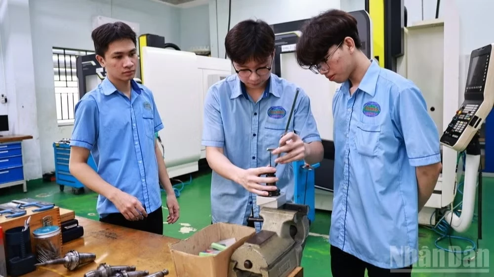 Cảnh b&aacute;o xe kh&aacute;ch giả mạo chở sinh vi&ecirc;n đi bi&ecirc;n giới Campuchia