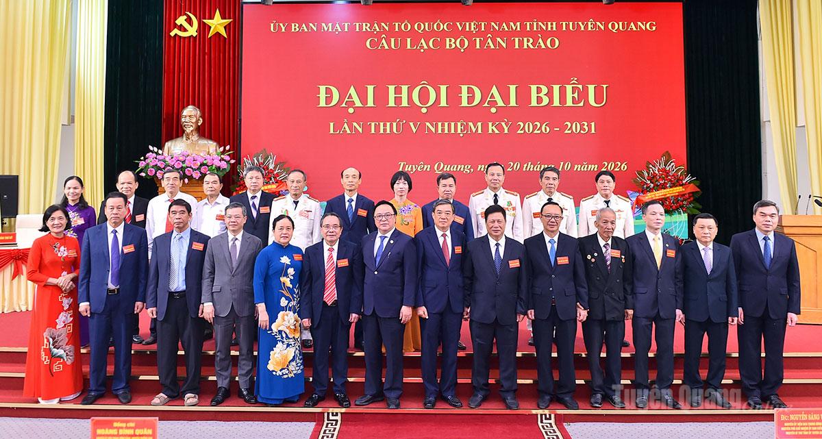 Các đồng chí lãnh đạo tỉnh, nguyên lãnh đạo tỉnh chụp ảnh chung với Ban Chủ nhiệm Câu lạc bộ Tân trào khóa V.