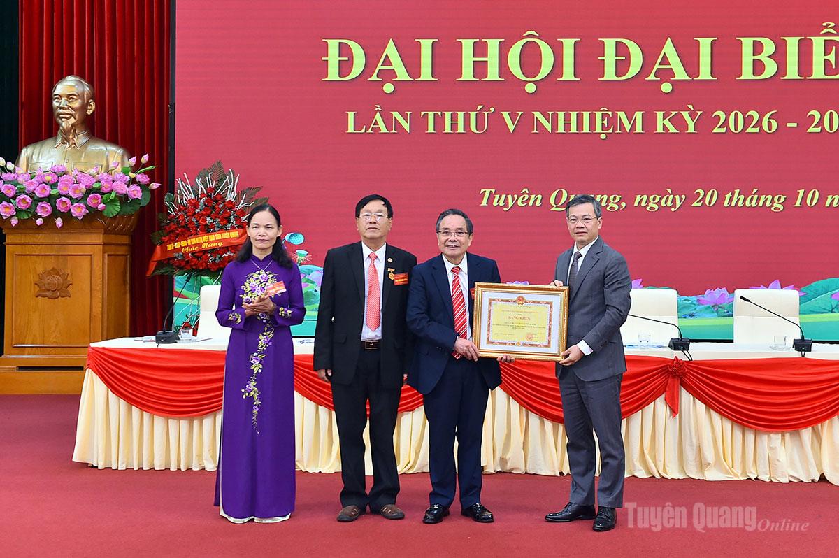 Đồng chí Nguyễn Văn Sơn, Chủ tịch HĐND tỉnh trao Bằng khen của Chủ tịch UBND tỉnh cho Ban Chủ nhiệm Câu lạc bộ Tân Trào.