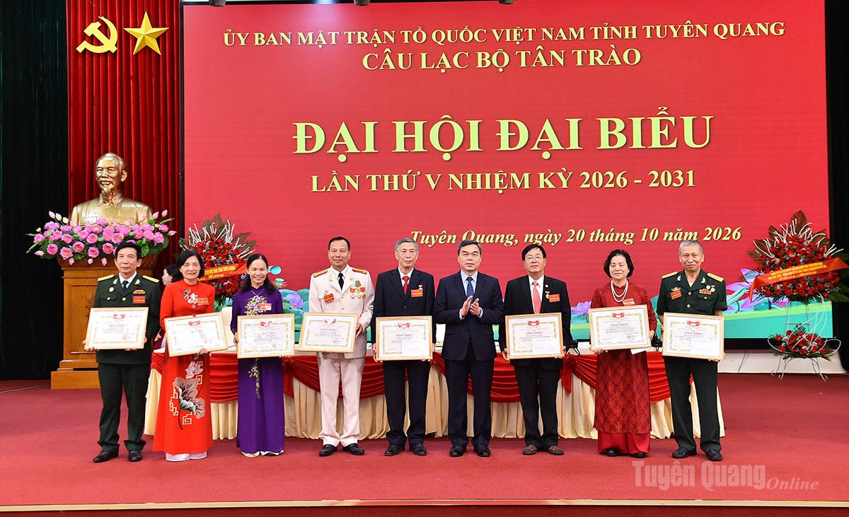Đồng chí Ma Thế Hồng, Phó Bí thư Tỉnh ủy, Chủ tịch Ủy ban MTTQ tỉnh trao Bằng khen cho các cá nhân.
