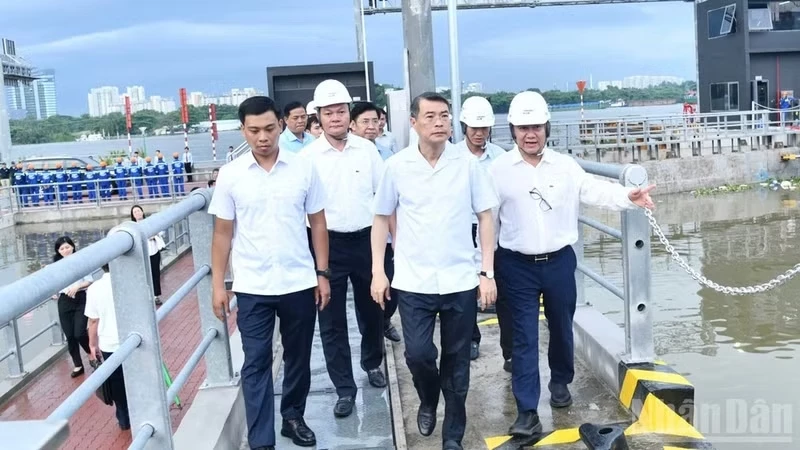 Prime Minister Le Minh Hung inspects the tide flood-control project in Xom Chieu ward, Ho Chi Minh City (Photo: NDO)