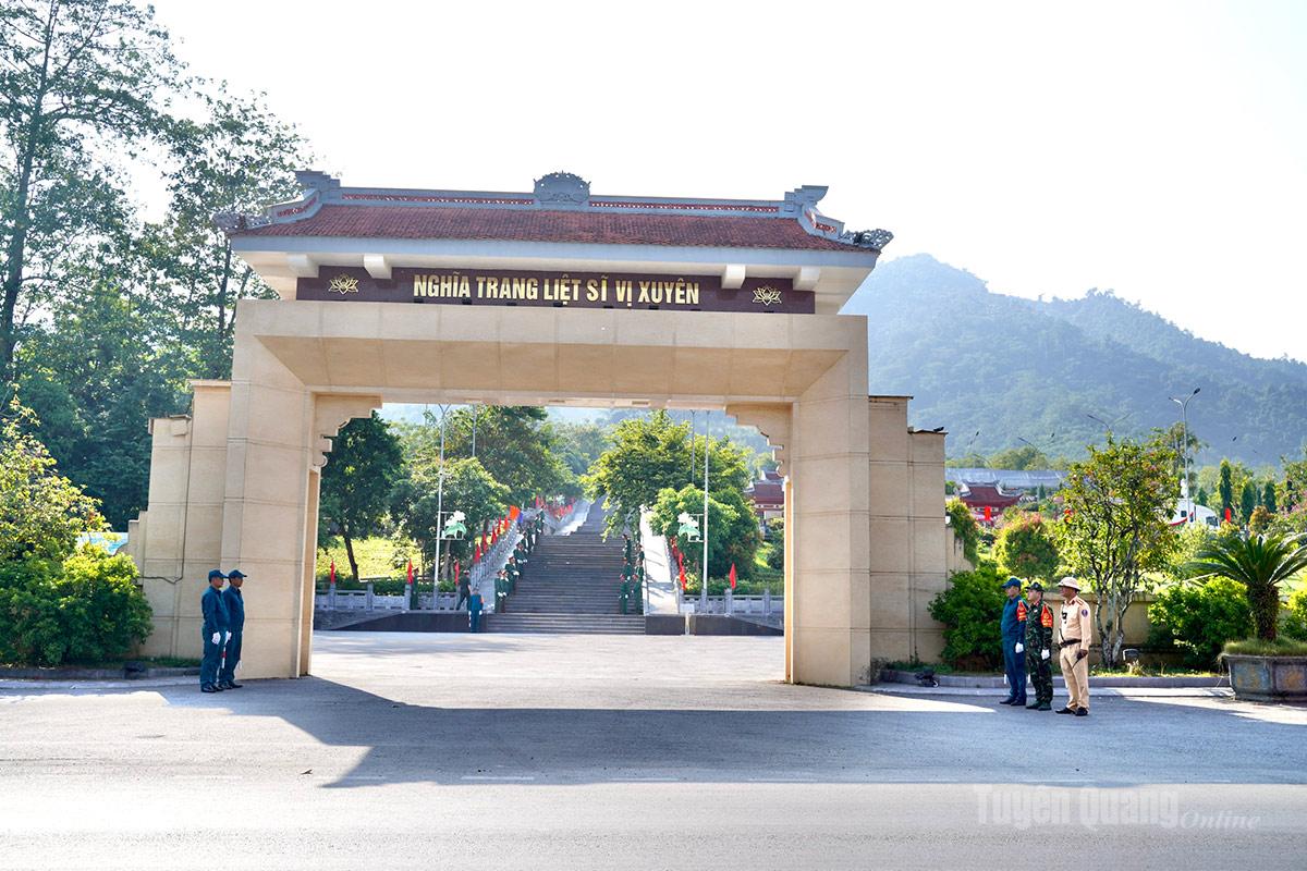 Các Lực lượng đảm bảo an toàn tại Nghĩa trang Liệt sĩ Quốc gia Vị Xuyên. Ảnh: Viên Sự