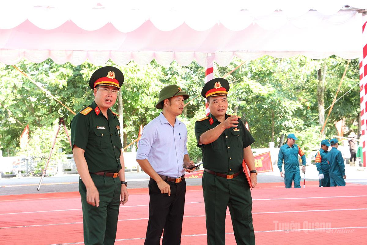 Đại tá Nguyễn Minh Khôi, Phó Chính ủy Bộ Chỉ huy Quân sự tỉnh Tuyên Quang chỉ đạo công tác chuẩn bị tại Nghĩa trang Liệt sĩ Quốc gia Vị Xuyên. Ảnh: Viên Sự