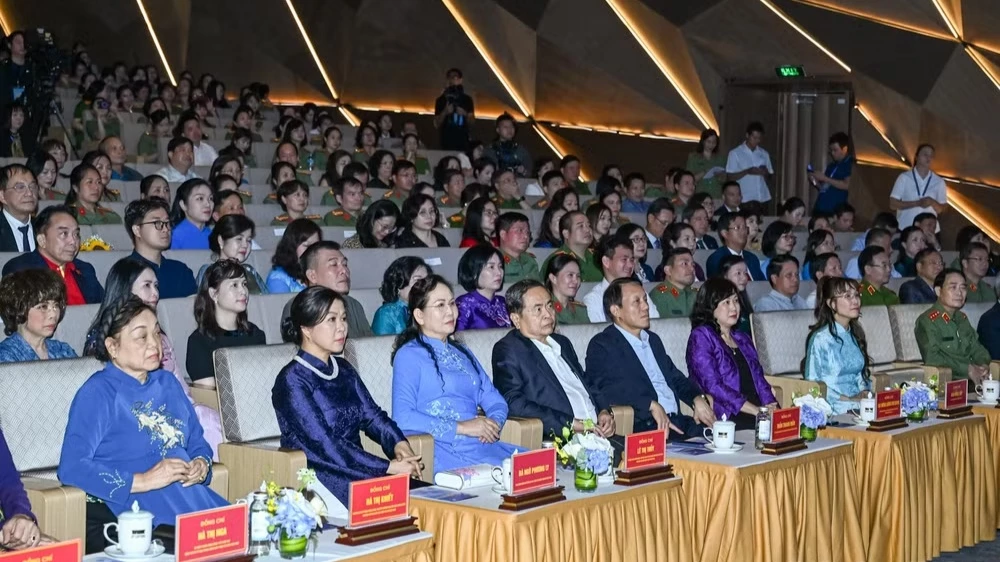 Chủ tịch Quốc hội Trần Thanh Mẫn dự chương trình nghệ thuật đặc biệt "Kết nối yêu thương"