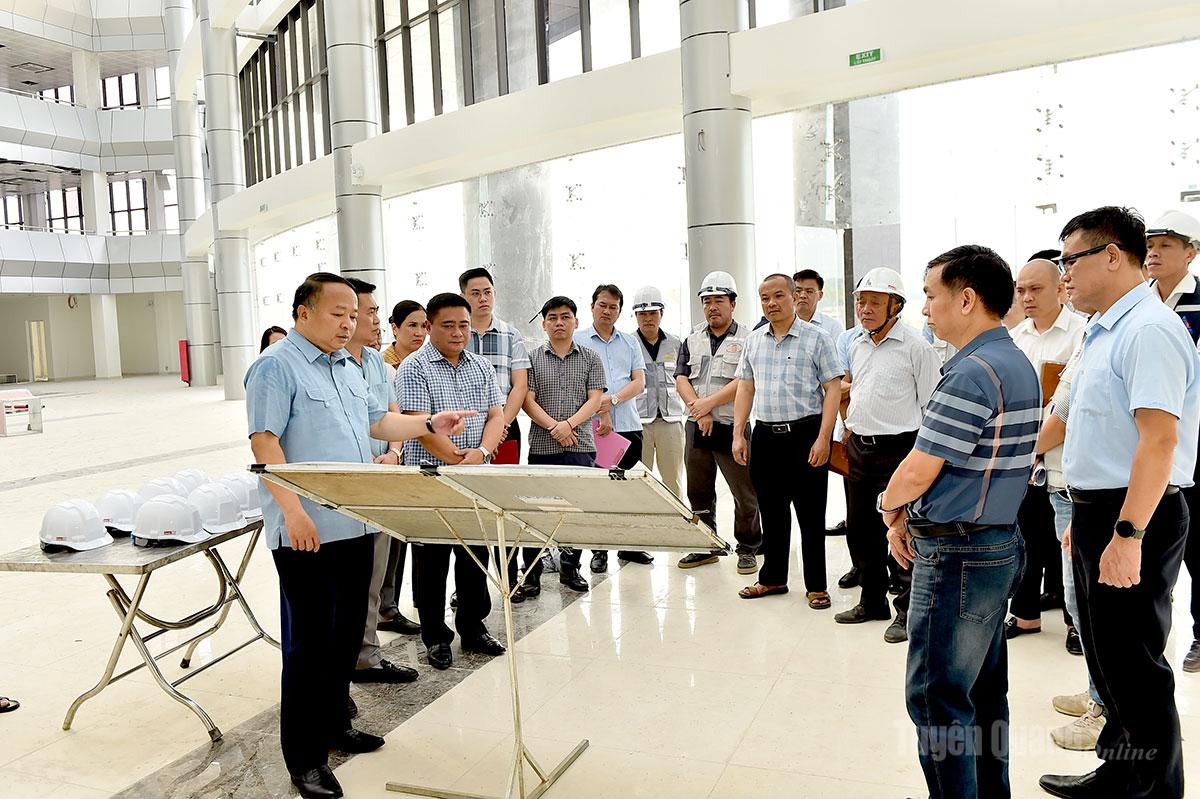 Chủ tịch UBND tỉnh Phan Huy Ngọc nghe báo cáo tiến độ xây dựng Bệnh viện Đa khoa Tuyên Quang.