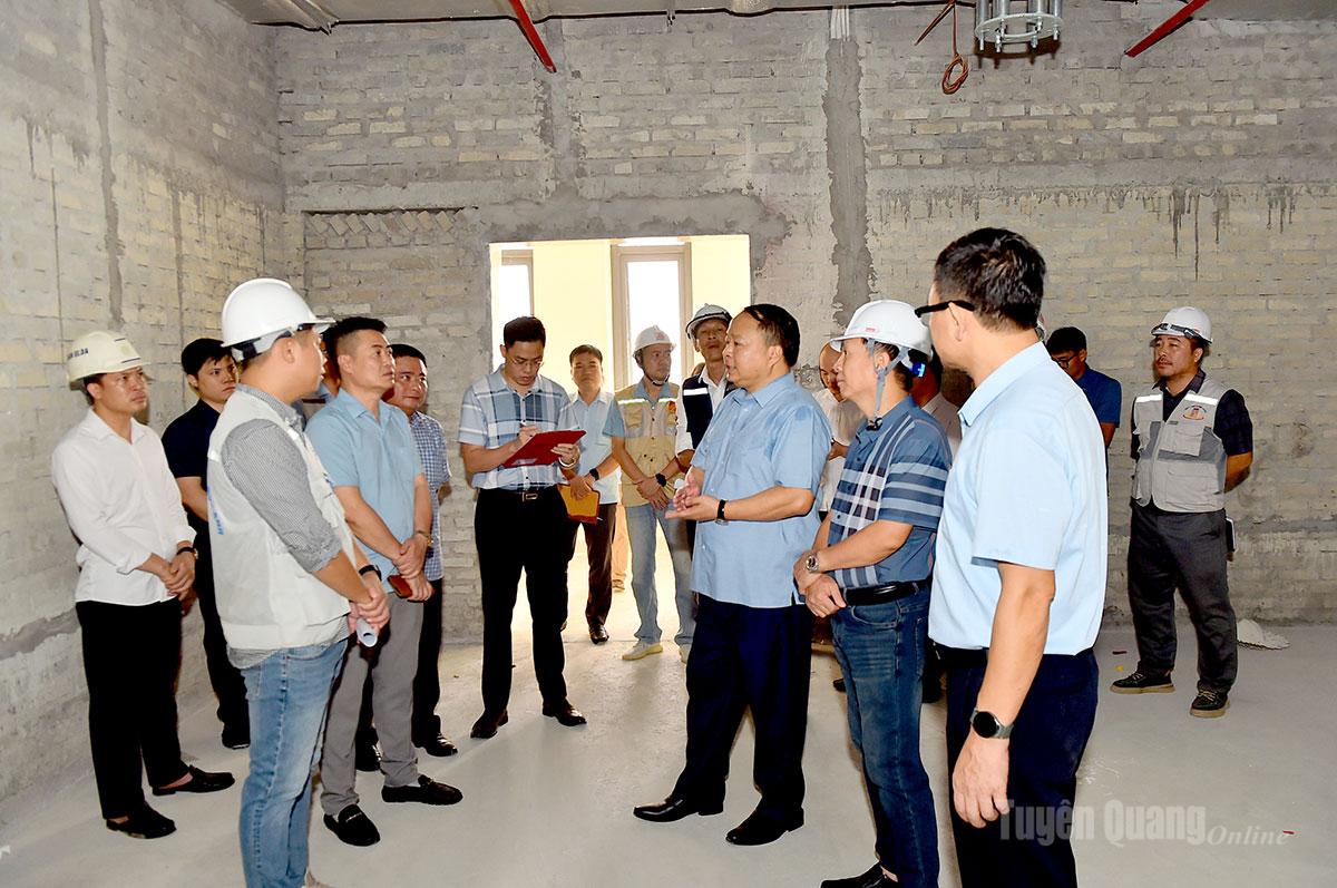 Chủ tịch UBND tỉnh Phan Huy Ngọc kiểm tra tiến độ thi công gói thầu 15, Bệnh viện Đa khoa tỉnh Tuyên Quang.